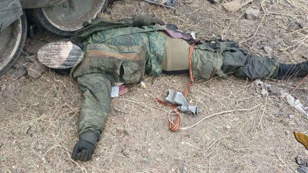 Le corps d'un soldat russe tué pendant la contre-offensive ukrainienne à Kharkov.