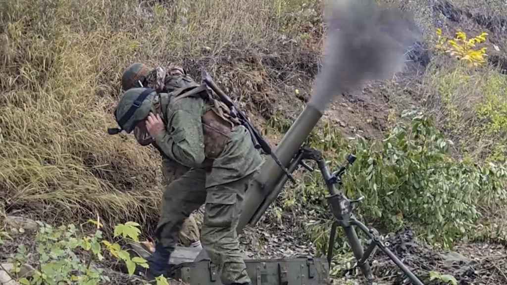 La milice autoproclamée de la République de Donetsk tire des armes dans la région de Donetsk.