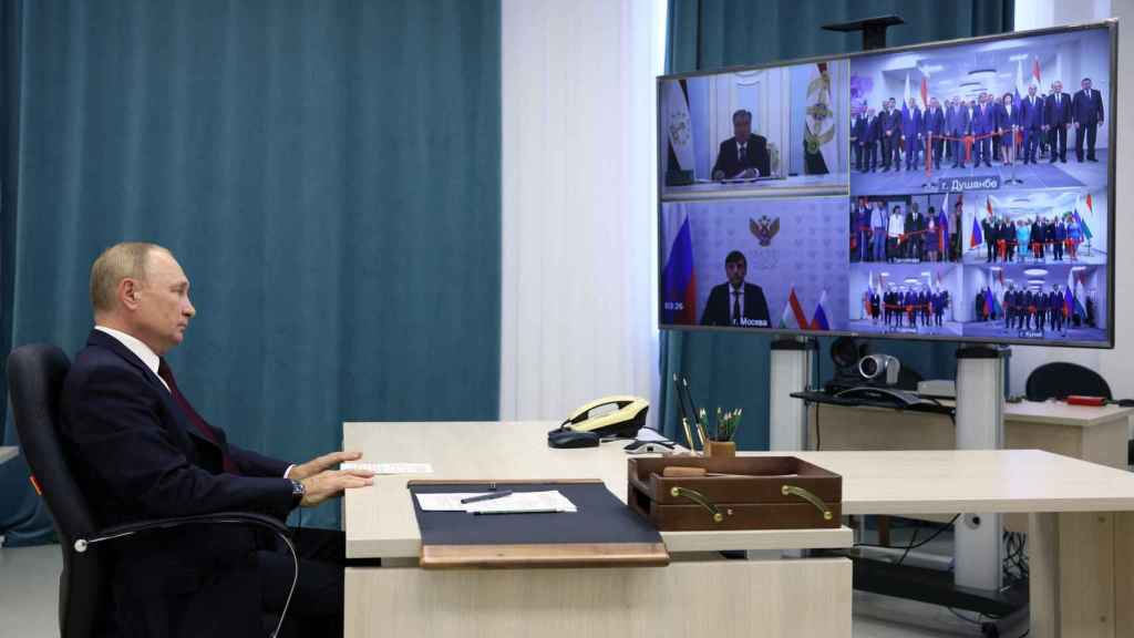 Le président russe Vladimir Poutine participe à une cérémonie par liaison vidéo .