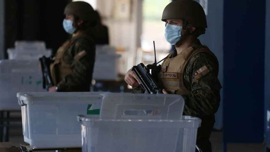 Des soldats chiliens gardent un bureau de vote.