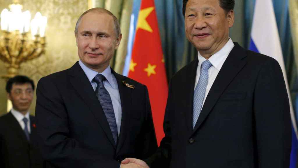 Xi Jinping et Poutine se serrent la main lors d'une rencontre au Kremlin en 2015.