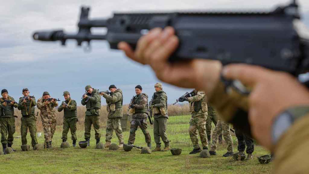Des réservistes russes nouvellement mobilisés participent à un entraînement dans un champ de tir de la région de Donetsk.