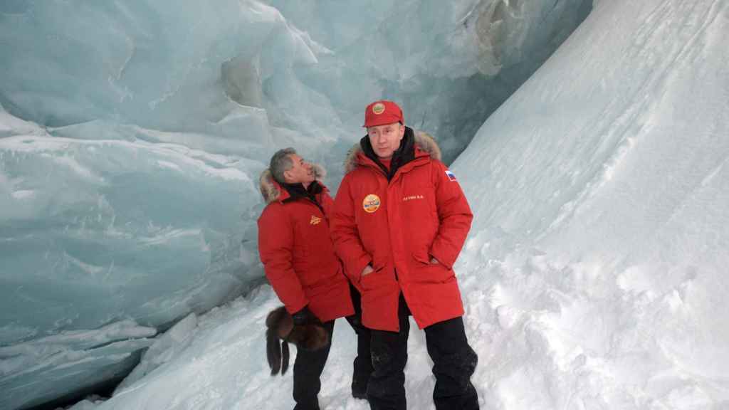 Le président russe Vladimir Poutine et son ministre de la défense Sergei Shoigu dans l'Arctique.