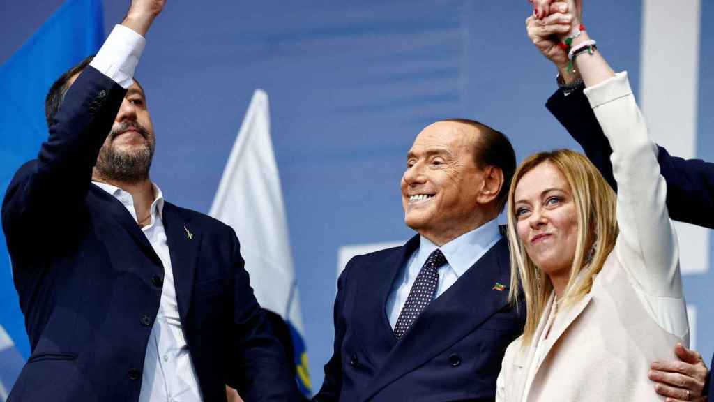 Giorgia Meloni en campagne avec Berlusconi et Salvini (extrême gauche).