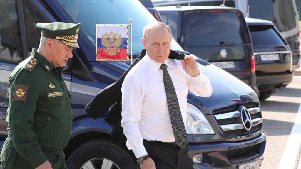 Le président russe Vladimir Poutine avec son ministre de la défense, Sergei Shoigu, en août dernier.