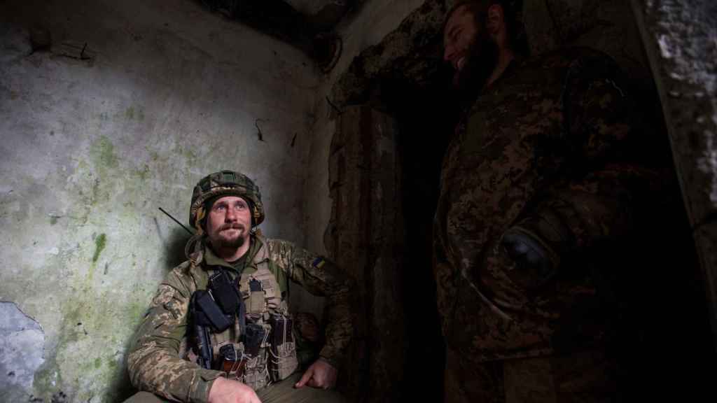 Des soldats ukrainiens parlent à Bakhmut.