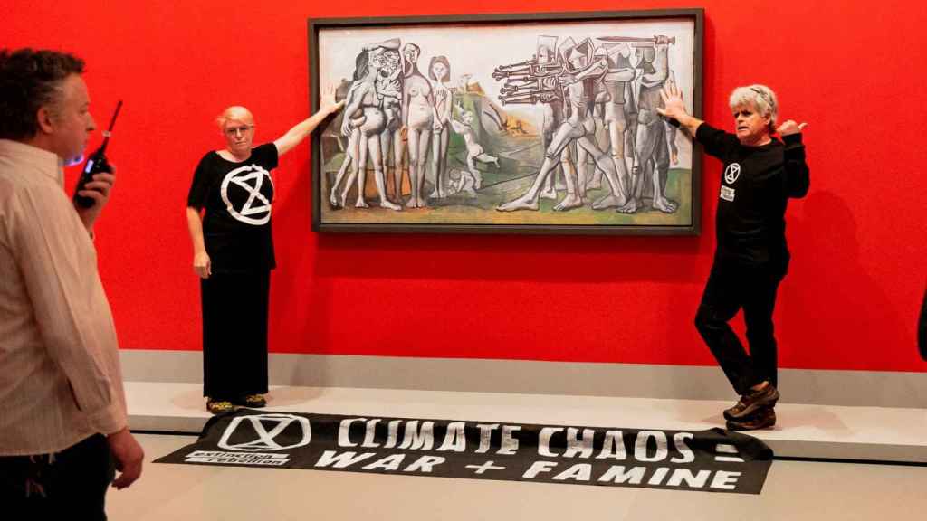 Les deux militants qui ont collé leurs mains sur le tableau de Picasso Massacre en Corée.