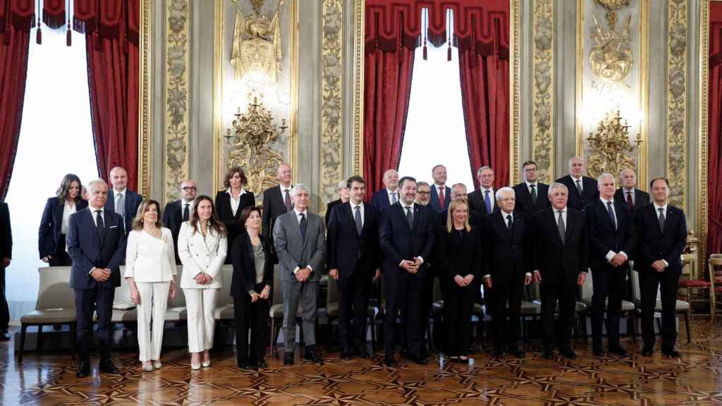 Photo de famille du cabinet de Giorgia Meloni, samedi, lors de la cérémonie de prestation de serment au Palais du Quirinal.