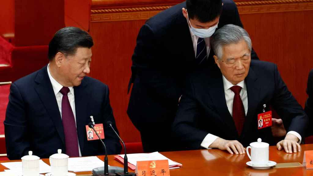 Hu Jintao est expulsé par la force du Congrès du Parti communiste chinois, samedi.
