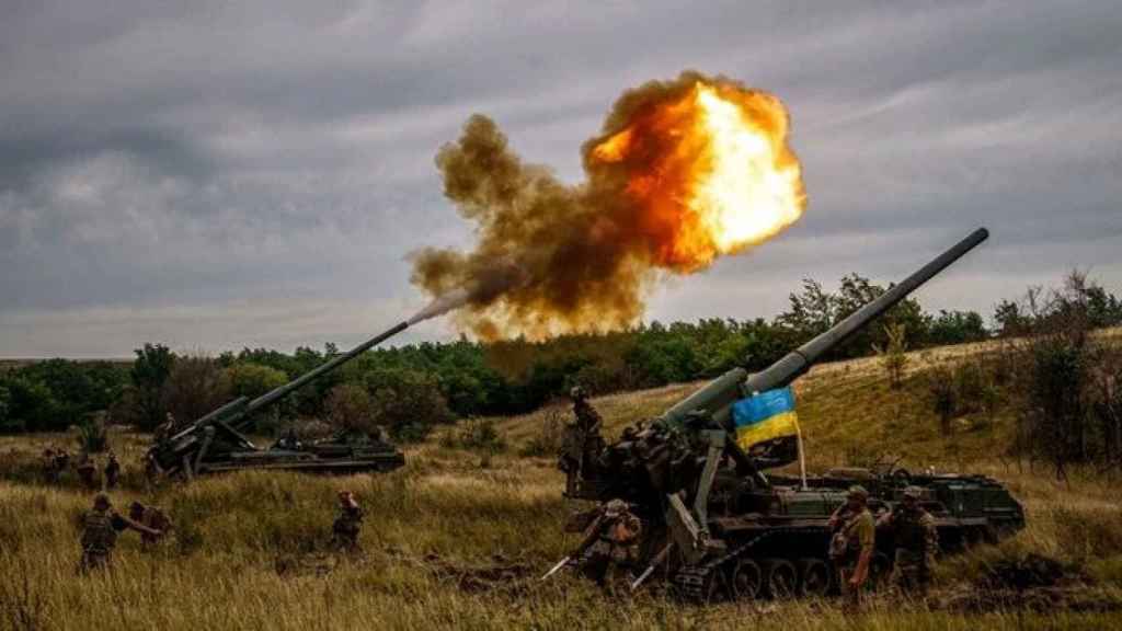 Les soldats ukrainiens déployés à Kherson attaquent depuis leurs positions.
