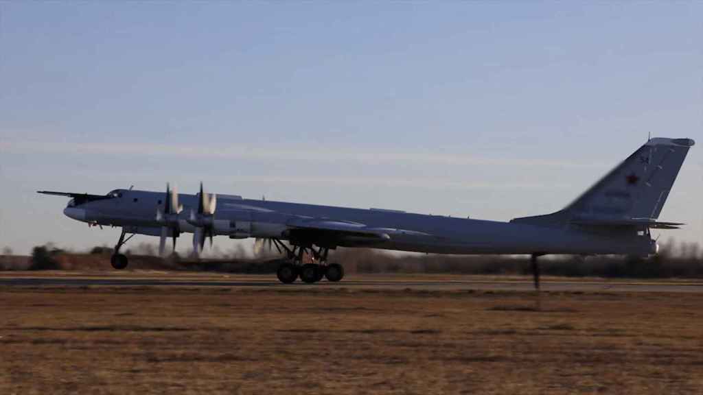 Un bombardier stratégique Tu-95MS décolle à un endroit inconnu.