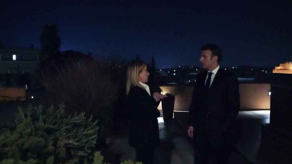 Giorgia Meloni et Emmanuel Macron, sur la terrasse de l'hôtel où ils se sont rencontrés dimanche.