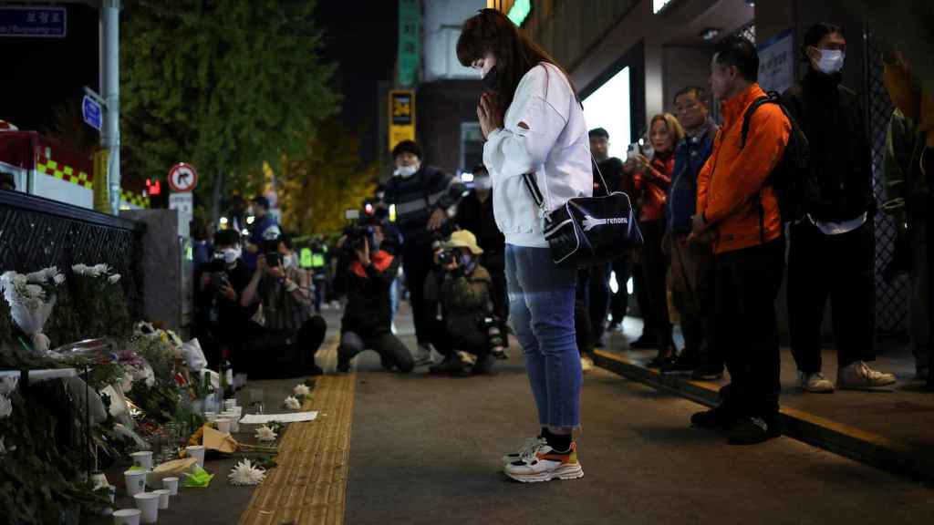 Un groupe de Sud-Coréens rend hommage aux victimes de la tragédie de Séoul.