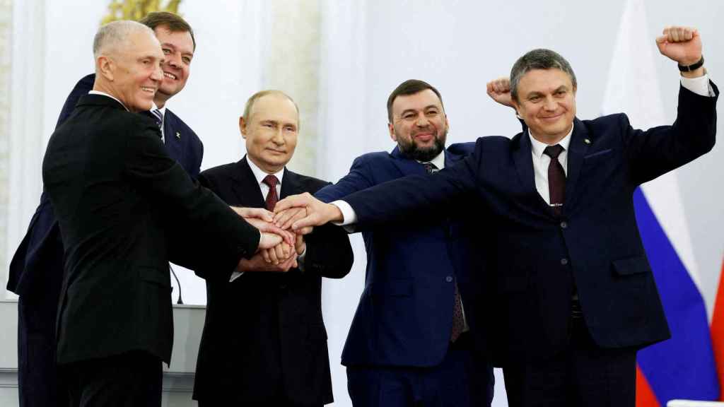 Poutine célèbre l'annexion de quatre régions ukrainiennes avec ses ministres, vendredi.
