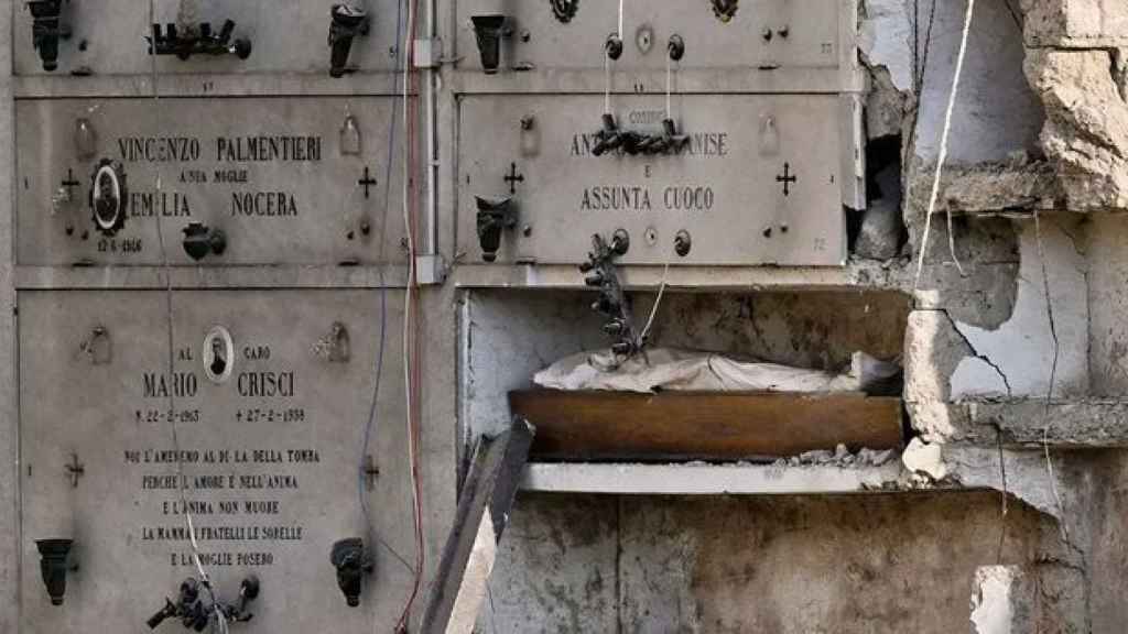 Une partie du bâtiment effondré dans le cimetière de Naples.
