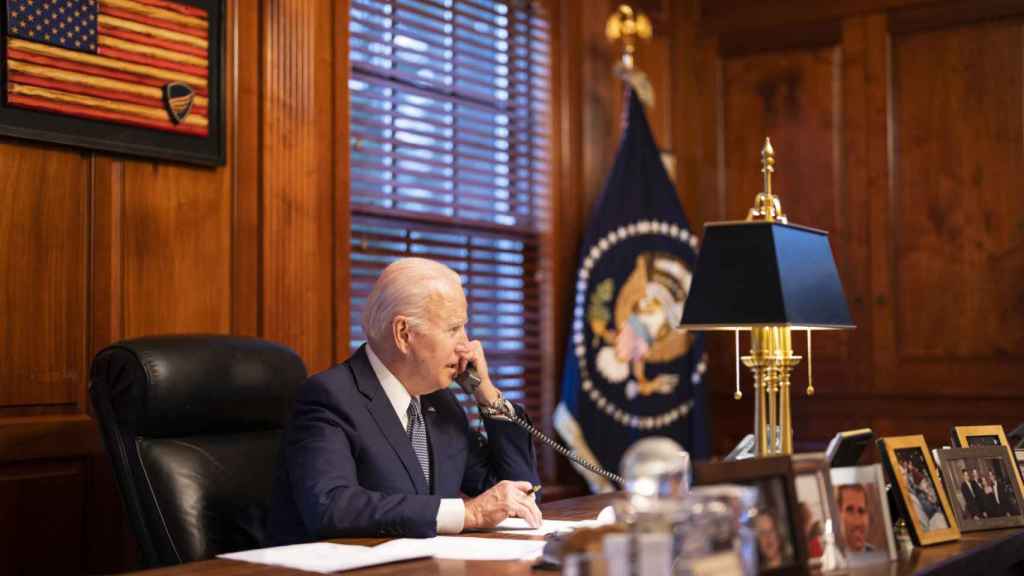 Joe Biden, dans son bureau, parlant au téléphone.