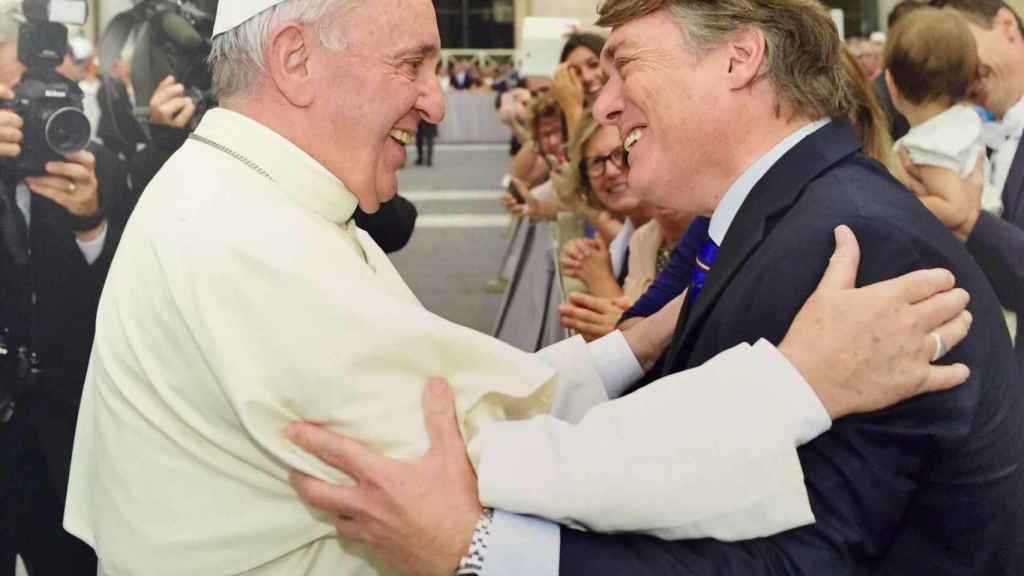 Henrique Cymerman est embrassé par le pape François sur la place Saint-Pierre au Vatican.