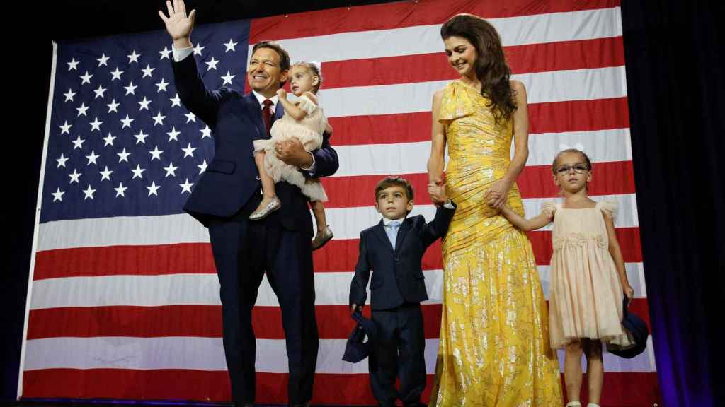 DeSantis avec sa femme et ses trois enfants après sa victoire en Floride.