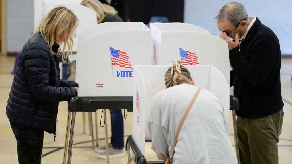 Des Américains déposent leur bulletin de vote lors des élections de mi-mandat à l'école élémentaire Eastport à Annapolis, aux États-Unis, le 8 novembre 2022.