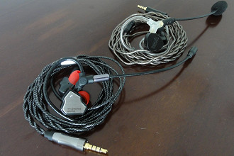 Câbles de microphone pour in-ears de Pirole (à gauche) et Kinera (à droite). Source : Vitor Valeri