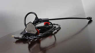 Câble de microphone pour les écouteurs intra-auriculaires Pirole. Source : Vitor Valeri