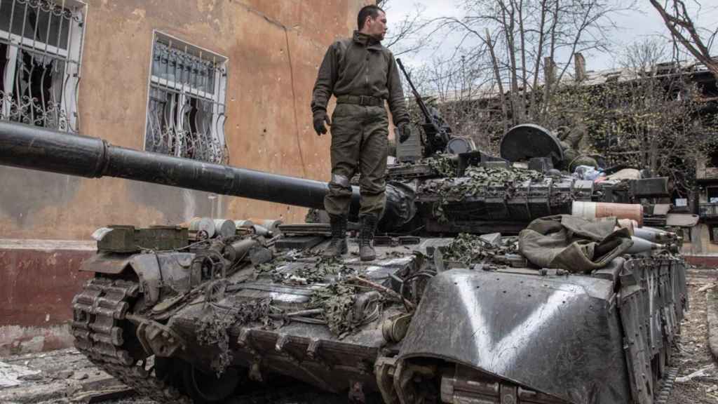 Un soldat russe pendant le siège de la ville de Mariupol.