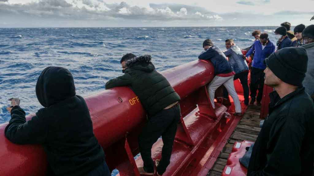 Migrants de l'Ocean Viking, attendant la permission de débarquer le 6 novembre.