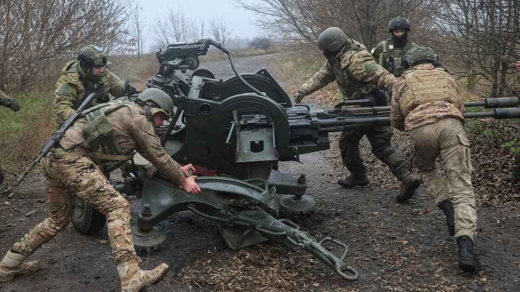 Des militaires ukrainiens au front avec un canon anti-aérien ZU-23-2 dans la région de Kharkov.