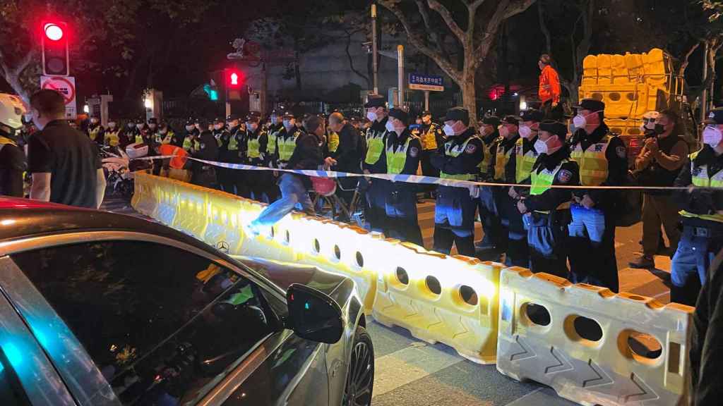 Des policiers derrière des barricades et un cordon à Shanghai.
