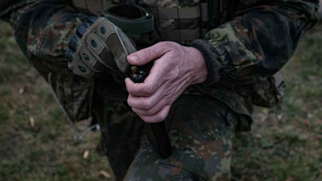 Un sniper du Régiment Azov recharge son arme lors d'un entraînement.