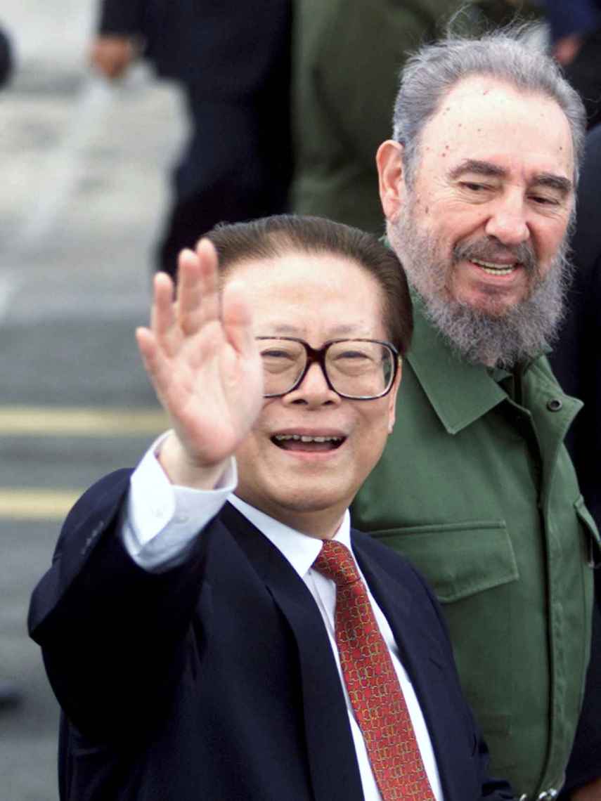 Jiang Zemin avec Fidel Castro à La Havane, Cuba, en 2001.