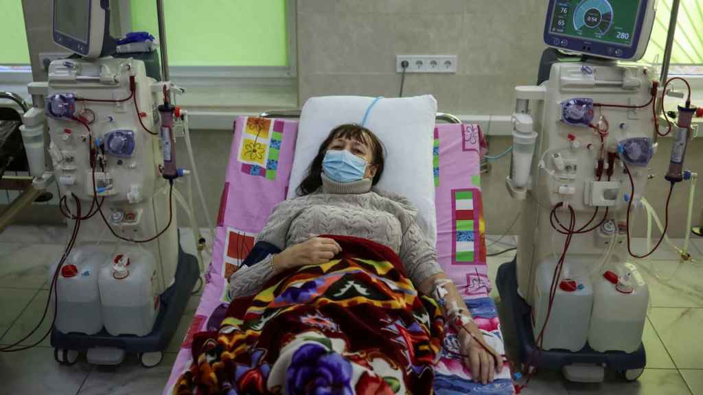 2022-11-Une patiente, Halyna Halytska, 65 ans, reçoit un traitement d'hémodialyse dans un hôpital lorsque l'alimentation en eau a été coupée dans la région.-CRISIS-OUTAGES-HOSPITAL
