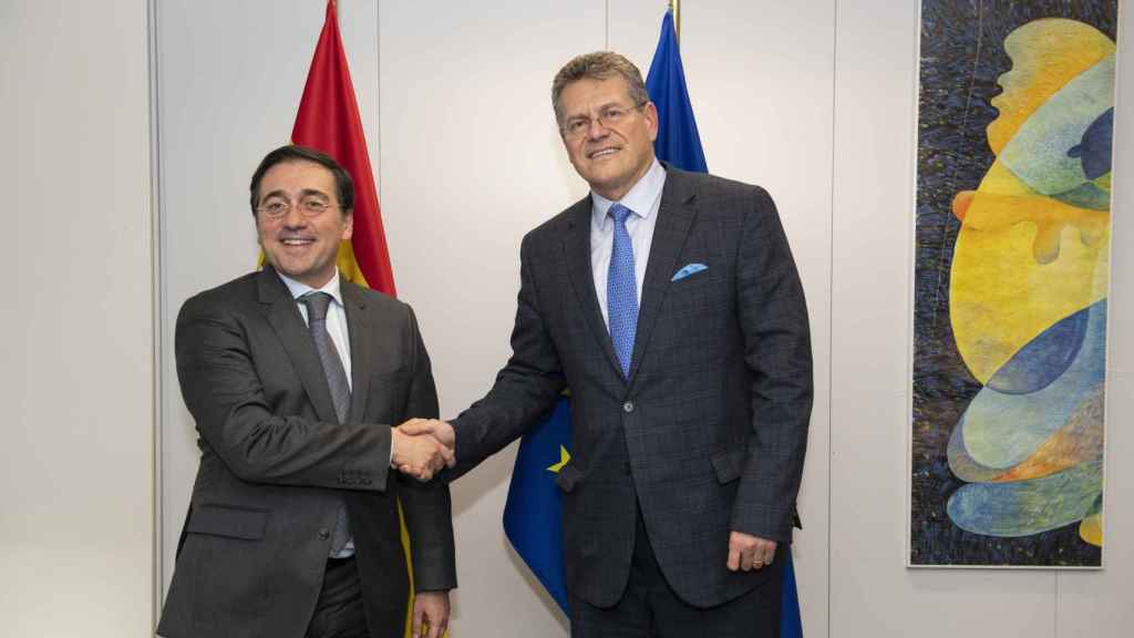 Le ministre des Affaires étrangères José Manuel Albares lors de sa rencontre avec le vice-président de la Commission chargé du Brexit, Maros Sefcovic, le 10 novembre.