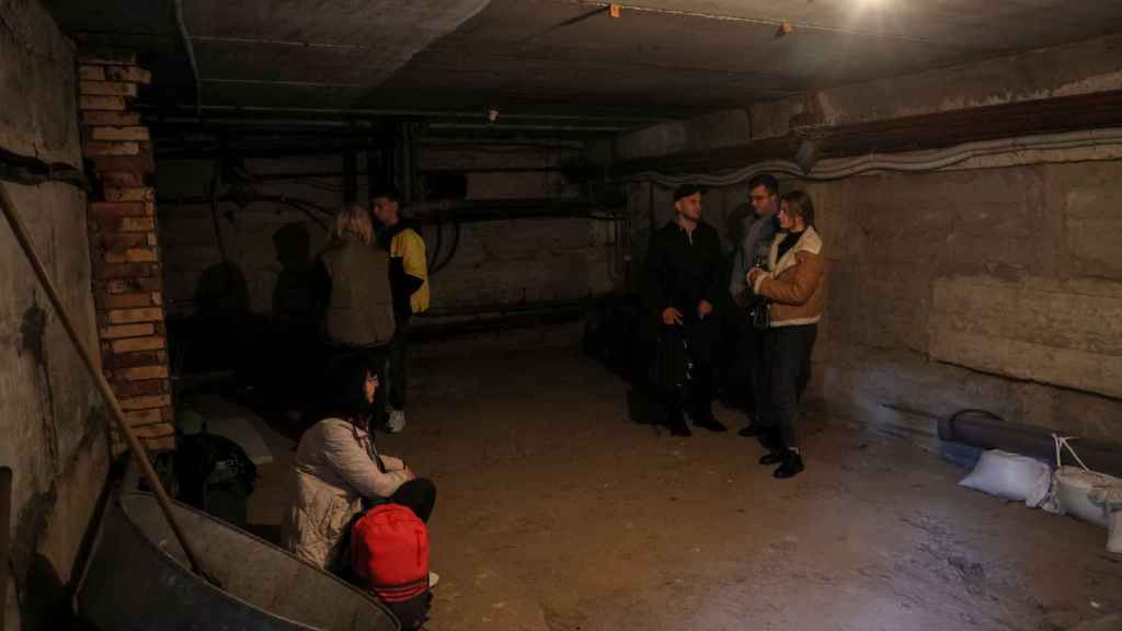 Des citoyens de Kiev s'abritent dans une cave pendant le bombardement russe.