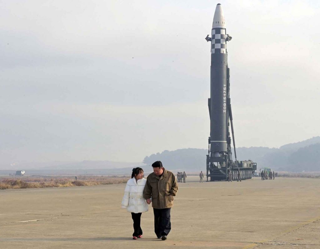 Le leader Kim Jong-un montre sa fille pour la première