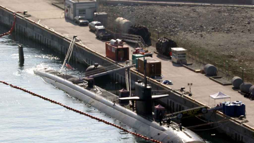 Le sous-marin à propulsion nucléaire Key West (USA) à l'ancre à Busan, en Corée du Sud.