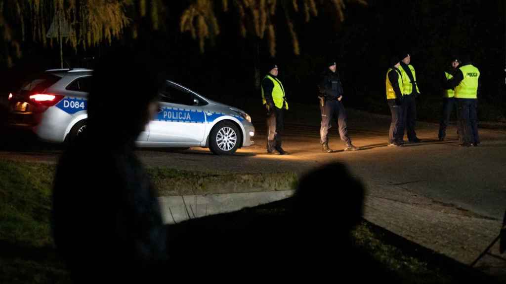 La police bloque une route, alors que deux explosions ont été signalées, à Przewodow, en Pologne, le 15 novembre 2022.