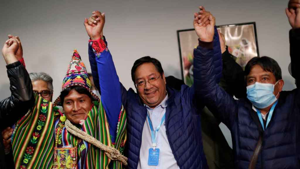 Luis Arce (c) célèbre sa victoire aux élections boliviennes.