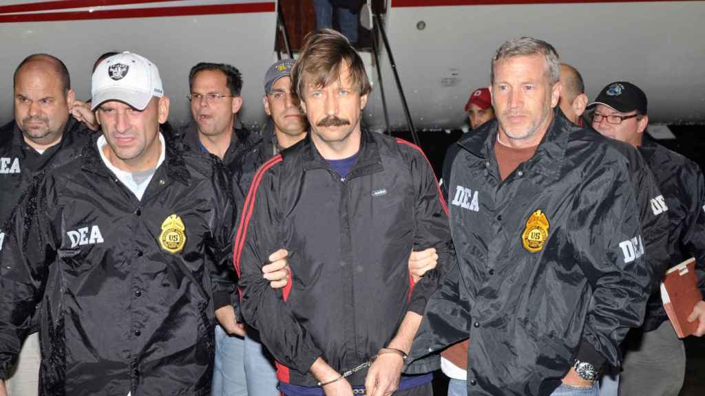 Le prisonnier Viktor Bout avec des agents de la DEA.