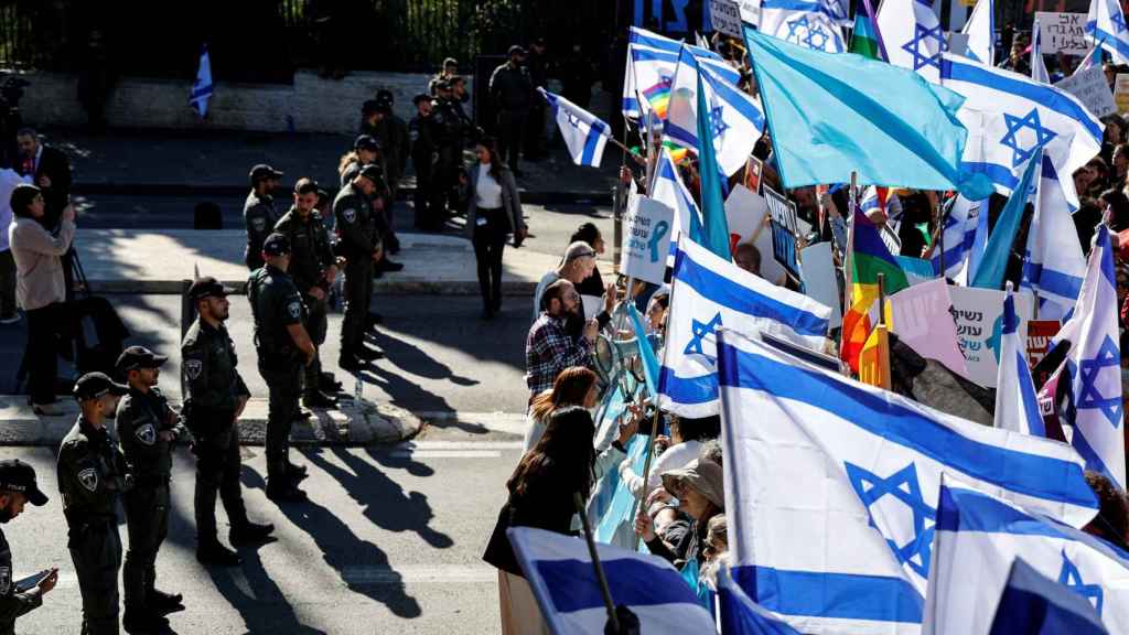 Des Israéliens manifestent devant le parlement israélien