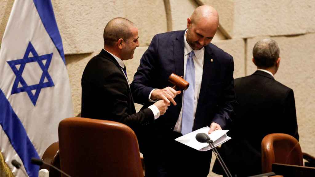 Amir Ohana, reçoit le marteau lors de la prestation de serment du nouveau gouvernement israélien à la Knesset.