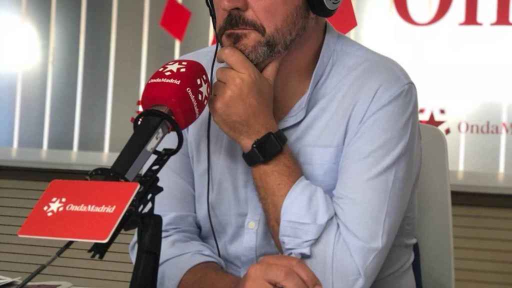 Le journaliste Juan Pablo Colmenarejo, dans le studio de l'Onda Madrid.