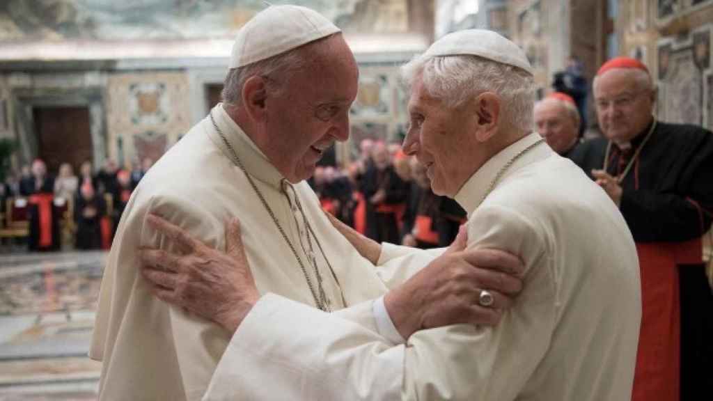Le pape François et le pape émérite Ratzinger.