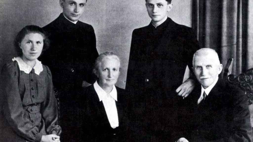Photo non datée de la famille Ratzinger : le père Joseph et la mère Maria avec leurs enfants Maria, Georg et Joseph (de gauche à droite).