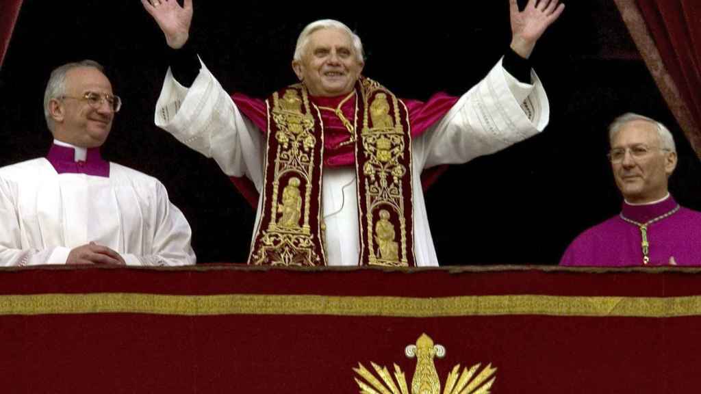 Le Pape Benoît XVI (C) salue les pèlerins après son élection comme Souverain Pontife le 19 avril 2005.