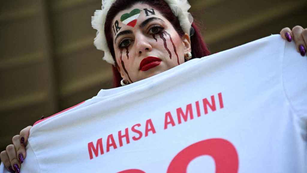 Fan iranien au Qatar portant un T-shirt à la mémoire de Mahsa Amini.
