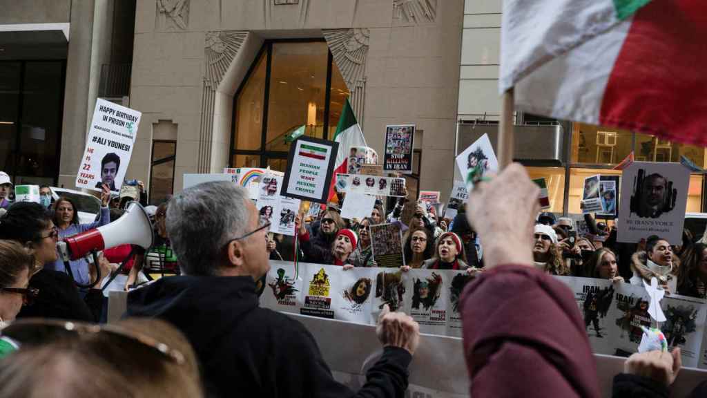 Manifestation devant le bureau de l'UNICEF contre la violence sexiste en Iran, à San Francisco.