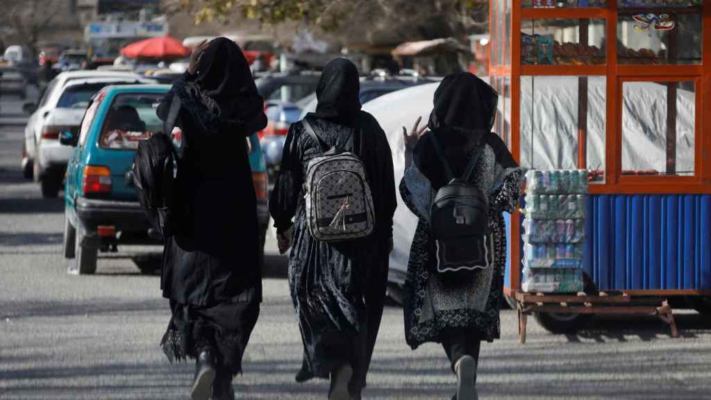 Des étudiantes iraniennes marchent dans les rues de Kaboul.