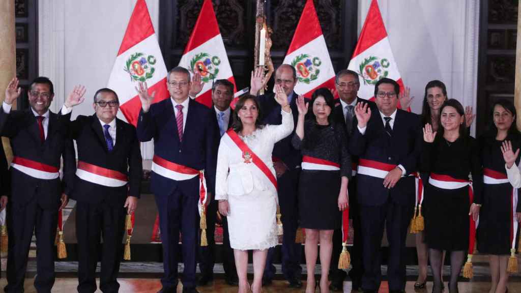 La présidente du Pérou, Dina Boluarte, et le cabinet qu'elle a formé après le départ de Pedro Castillo.