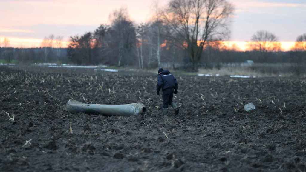 Un enquêteur vérifie l'épave du missile abattu en Biélorussie.